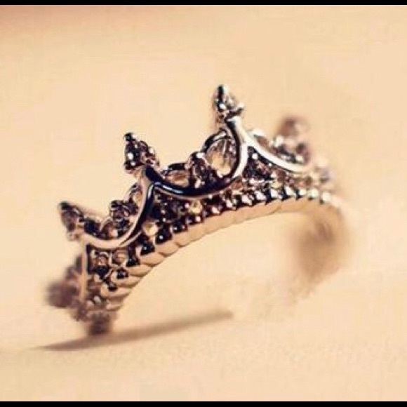 💍 Crown Ring 💍 - Picture 2 of 3